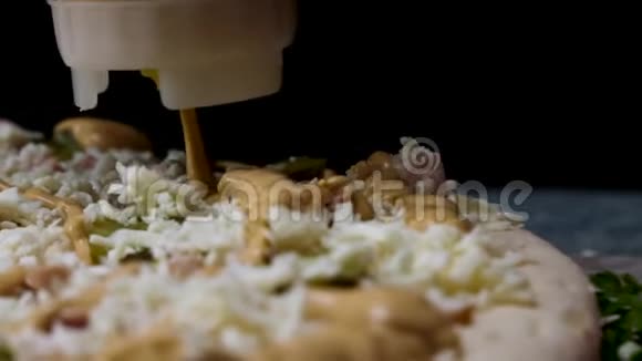 在意大利美食烘焙前在新鲜比萨饼中加入芝士酱为厨师的双手做好准备框架传统视频的预览图