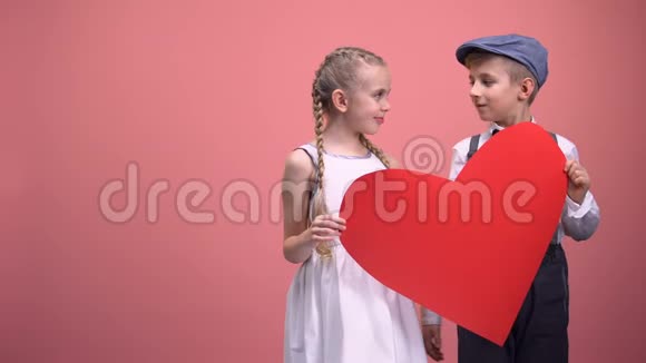 年轻的一对红心拥抱微笑浪漫情人节视频的预览图