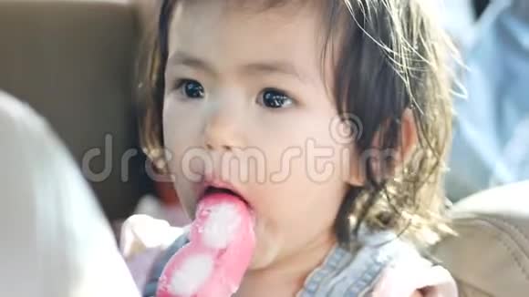 小亚洲女孩喜欢在车里吃冰淇淋视频的预览图
