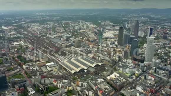 德国美因河畔法兰克福Hauptbahnhof或中央火车站高空飞弹视频的预览图