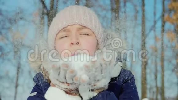美丽快乐的少女吹雪视频的预览图