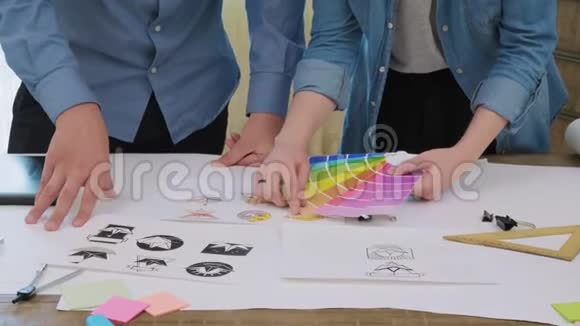 创意设计师为标识设计挑选颜色视频的预览图
