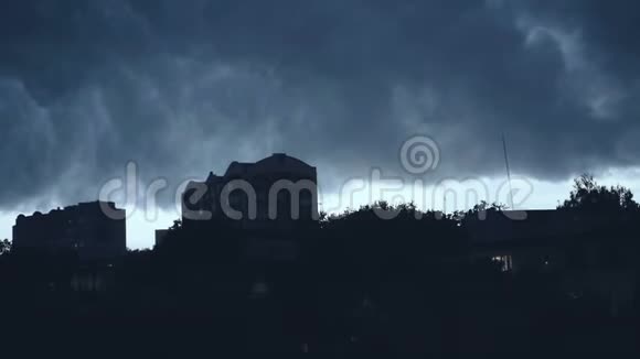 黑暗的天空背景城市里闪着闪电的雷暴4K视频的预览图