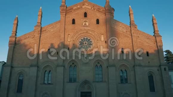 意大利帕维亚的圣玛丽亚德尔卡明教堂倾斜射击视频的预览图