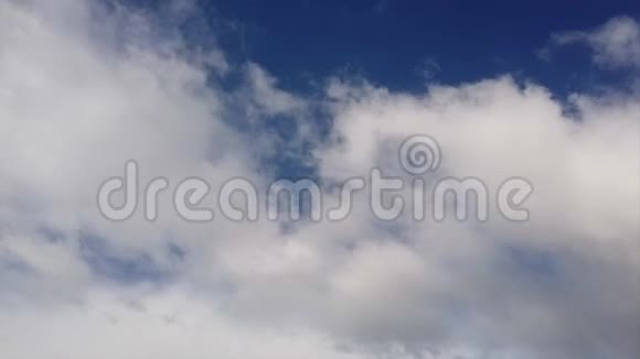 时光流逝云卷云舒带着敬畏的动作缕缕彩烟在蔚蓝的天空中嬉戏视频的预览图