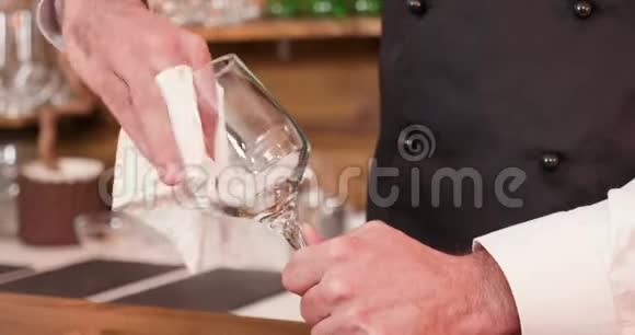 特写男人的手清洁玻璃视频的预览图