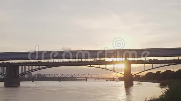 日落时的桥俄罗斯的湖视频的预览图