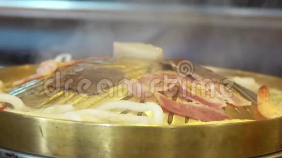 黄铜锅上的烧烤肉韩国式烧烤锅上的肥肉切片视频的预览图