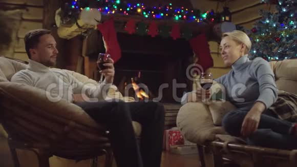 快乐的丈夫和妻子在圣诞节的晚上喝酒和睡觉视频的预览图