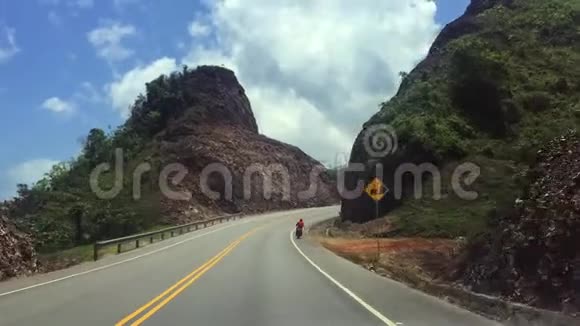 去山里旅行骑马穿过群山穿过山脉的道路视频的预览图