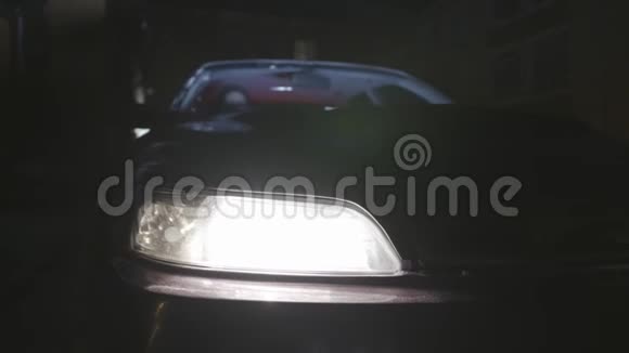 为了一辆停着的车在晚上被关掉的前照灯行动车辆前保险杠和汽车的详细信息视频的预览图