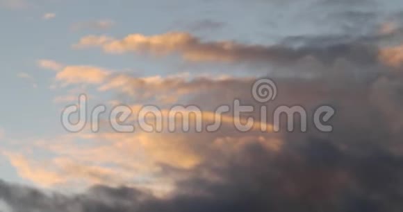 日落云的时间推移天空中快速移动的云视频的预览图
