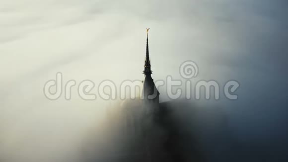 空中拍摄的日出雾云覆盖神秘的天堂城堡圣米歇尔山堡垒在诺曼底法国视频的预览图