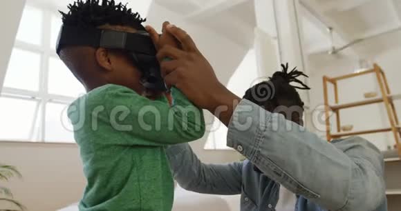 父子在家使用VR视频的预览图