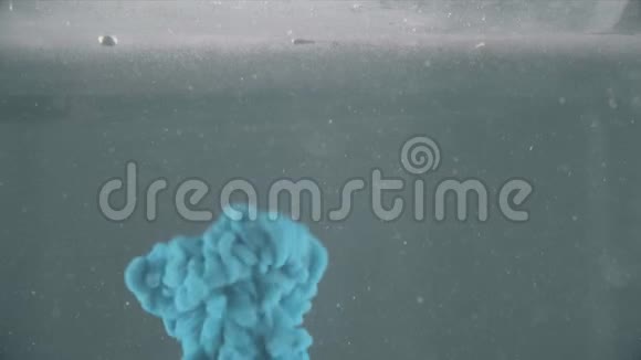 蓝墨水在水中爆炸视频的预览图