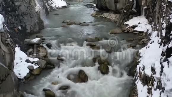 瀑布从岩石悬崖与河流空中镜头4k视频的预览图
