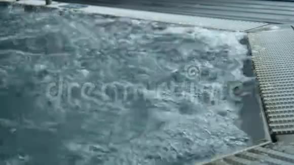 按摩浴缸中温水中的大泡泡显示沸水的质地视频的预览图