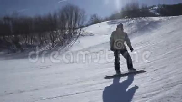在阳光明媚的一天滑雪者在滑雪场享受高山之旅视频的预览图