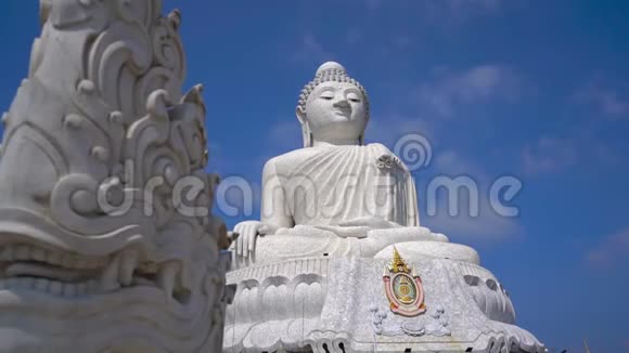 在普吉岛上拍摄了一尊大佛像前往泰国的旅行视频的预览图