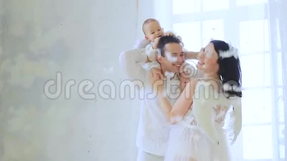 家人爸爸妈妈穿着白色衣服带天使翅膀的宝宝妈妈视频的预览图