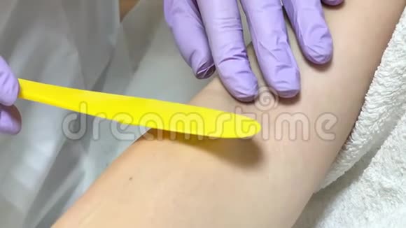 女美容师用激光脱毛凝胶视频的预览图