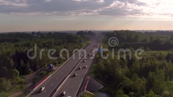高速公路上的交通傍晚的小径卡车在路上视频的预览图