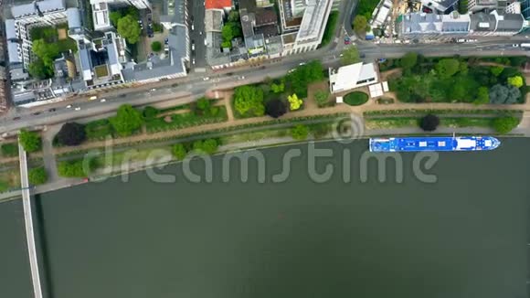 高空自上而下的城市街道和建筑物的高度倾斜德国法兰克福视频的预览图