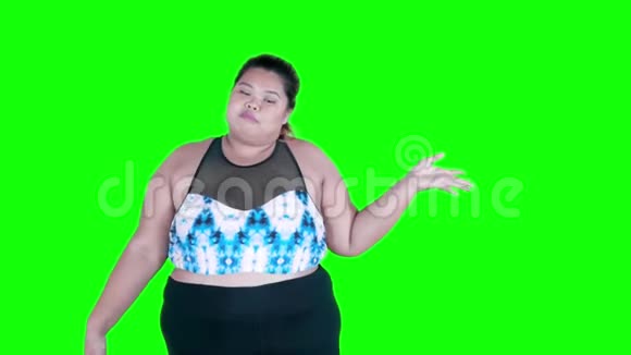 体重超重的年轻女子跳舞动作缓慢视频的预览图