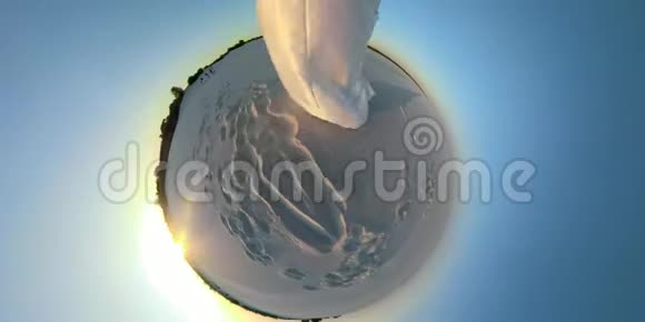 小行星一个穿白色长袍的女人的腿光着脚穿过沙漠360摄像头视频的预览图