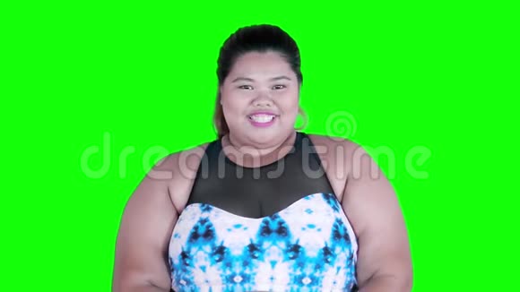 胖女人在演播室里笑得慢视频的预览图