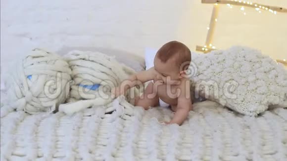 刚出生的小婴儿爬上床视频的预览图