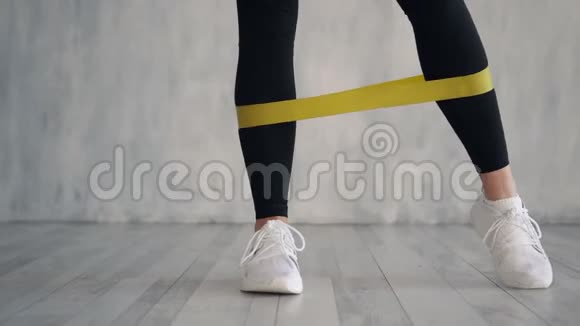 女性运动健身弹力带腿部特写视频的预览图