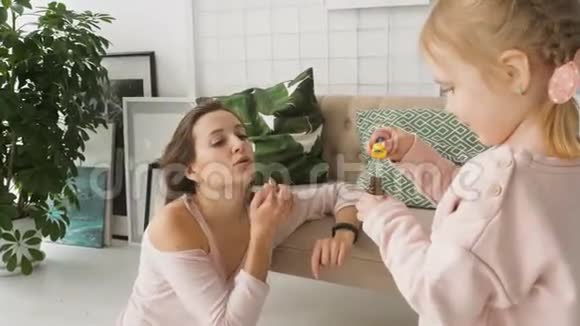 小女孩在妈妈鼻子里滴药视频的预览图