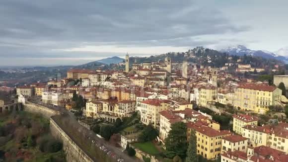 博加莫历史遗迹的空中拍摄意大利视频的预览图