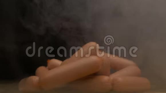 一堆冷冻的旋转香肠在黑色的背景上蒸发和冷却这是一种半成品视频的预览图