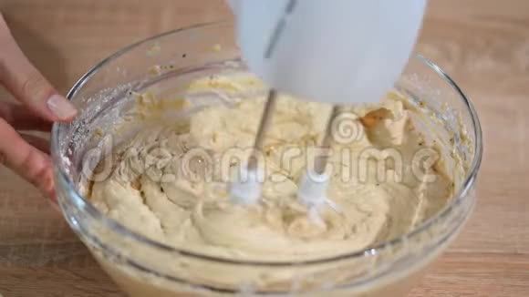 用搅拌机奶油打烹饪混合和准备咖啡霜视频的预览图