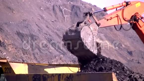 液压挖掘机装载爆破岩石至贝尔阿兹视频的预览图
