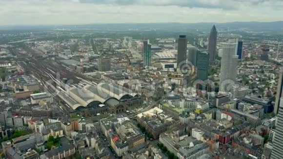 德国美因法兰克福中央火车站的鸟瞰图视频的预览图