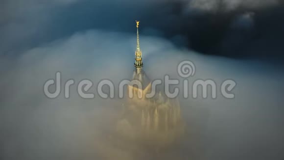 大气空中拍摄的圣米歇尔山城堡顶部覆盖着厚厚的雾云和神秘的黑色黑暗视频的预览图