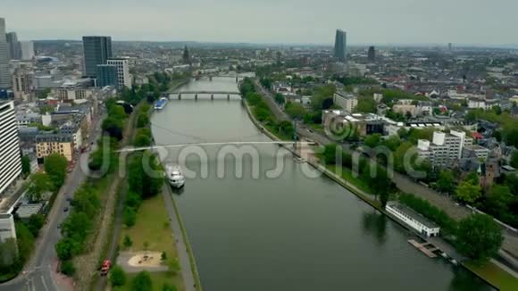 德国美因河畔法兰克福的空中景观视频的预览图