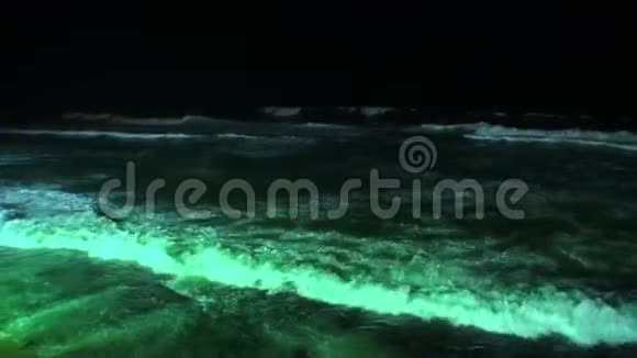马尔代夫的海景和海浪在夜晚发光视频的预览图