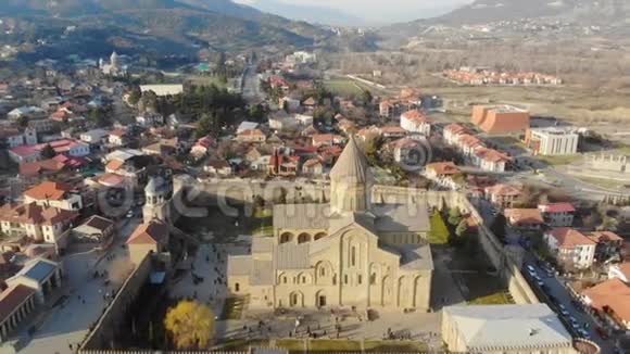 著名的Svetitskhoveli正教大教堂的4k鸟瞰Mtskheta镇全景图视频的预览图