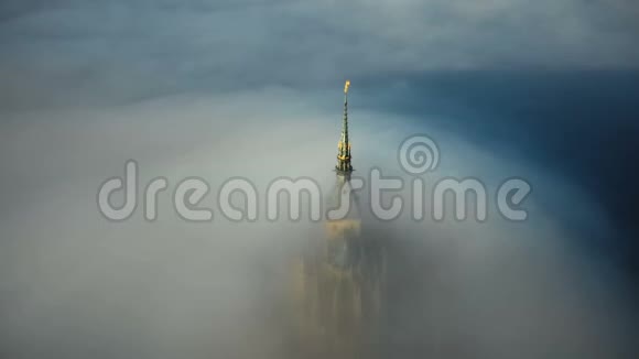 大气高空俯瞰史诗山圣米歇尔城堡尖塔覆盖厚厚的雾云流入黑暗视频的预览图