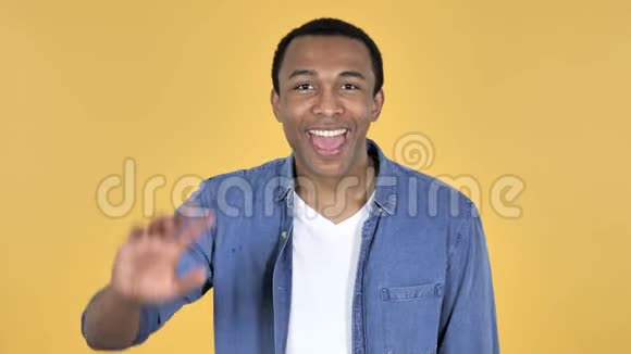 非洲男人的视频聊天黄色背景说话视频的预览图