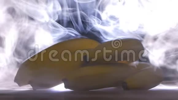 一串多汁和成熟的香蕉背景是烟雾和新鲜蒸发特写慢动作视频的预览图