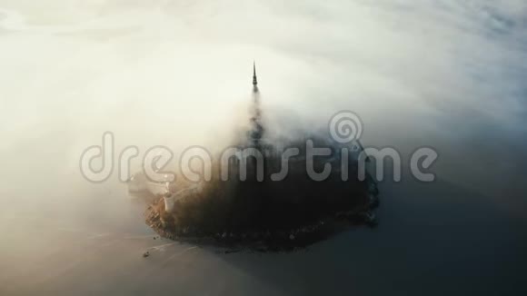 无人机在著名的圣米歇尔山周围飞行古老的岛屿要塞堡隐藏在浓雾雾流日出视频的预览图