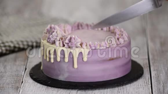 女用手用刀切自制蓝莓蛋糕视频的预览图