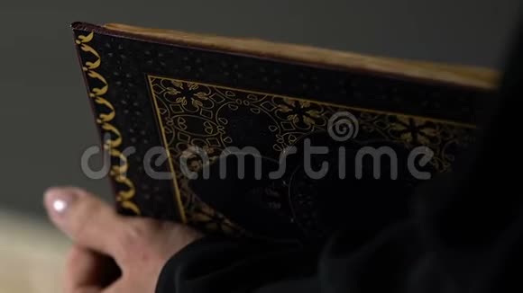 穆斯林妇女手中拿着古兰经在清真寺祈祷宗教和信仰视频的预览图