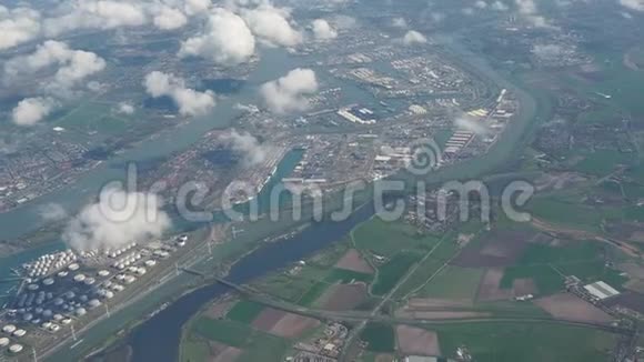 荷兰从靠近海洋的港口和工业区的飞机窗口观看视频的预览图