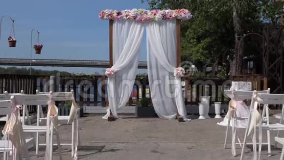 婚礼拱门的白色织物和一个木制的基础上的丹妮珀河畔的桥梁背景婚礼仪式视频的预览图